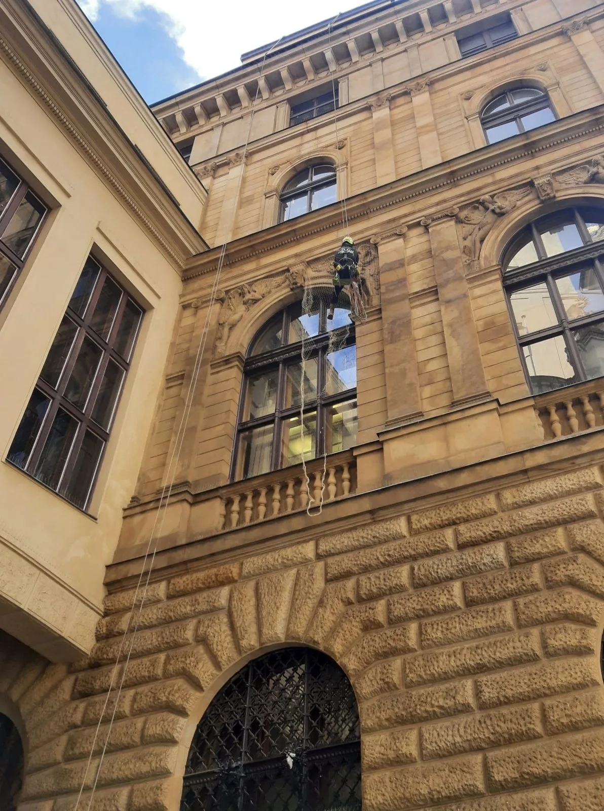 Výšková montáž ochranného systému na historické fasádě