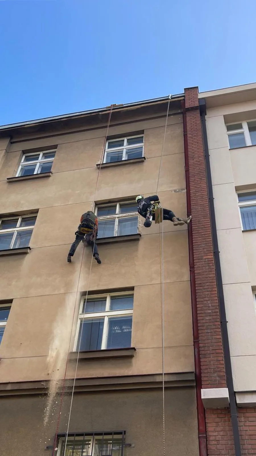 Oprava poškozené fasády v Praze pomocí lanového přístupu
