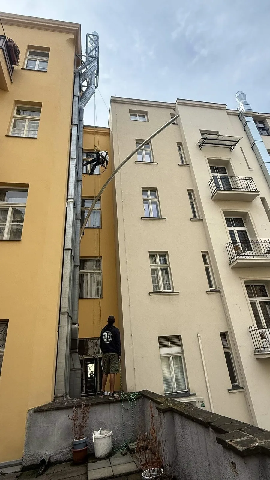 Oprava okapového svodu ve výšce v pražském vnitrobloku